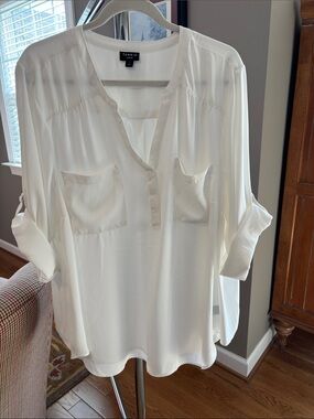 torrid Cream V-Neck Roll-Tab Blouse Like New